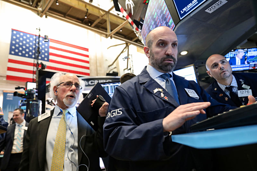 Chứng khoán Mỹ đi xuống vì Trump muốn tăng thuế với Trung Quốc